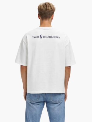 תקריב על גב חולצה לבנה עם כיתוב Polo Ralph Lauren וסמל הסוס ברקמה כחולה כהה.