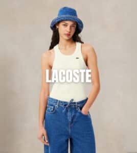 חולצת לקוסט Lacoste לנשים בצבע לבן