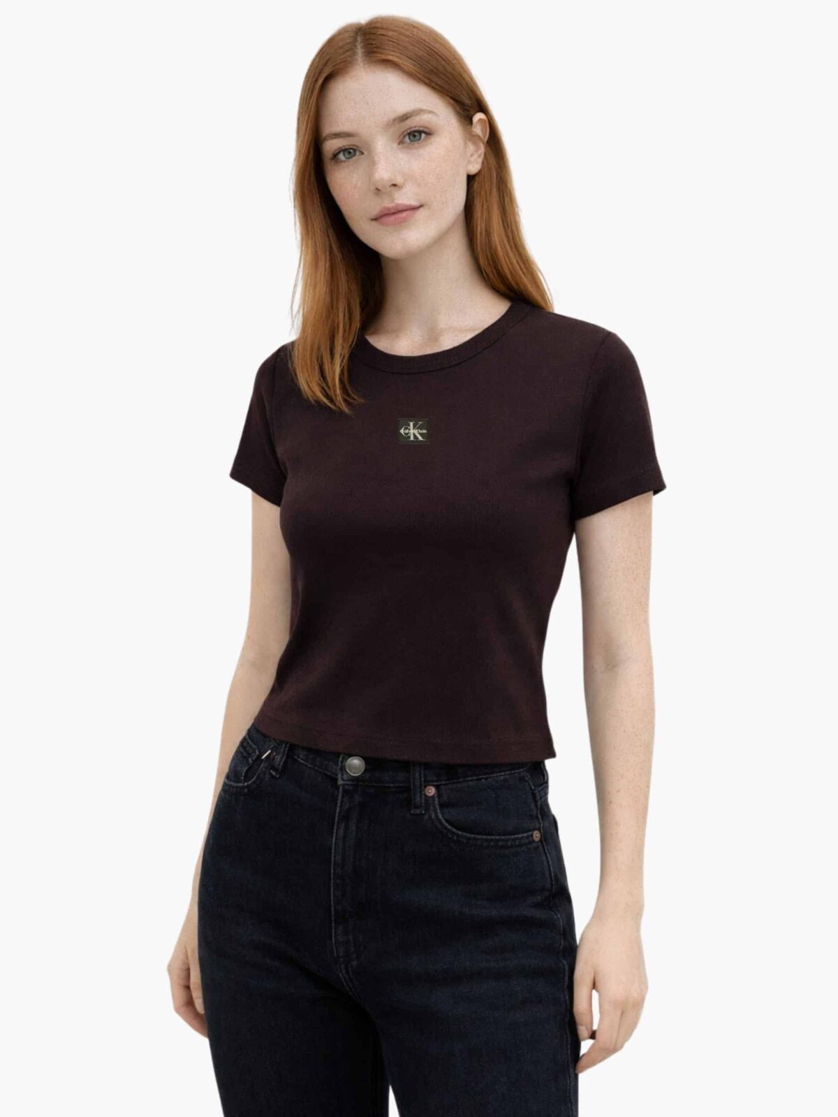 חולצת טי צמודה בורדו Calvin Klein Jeans נשים.