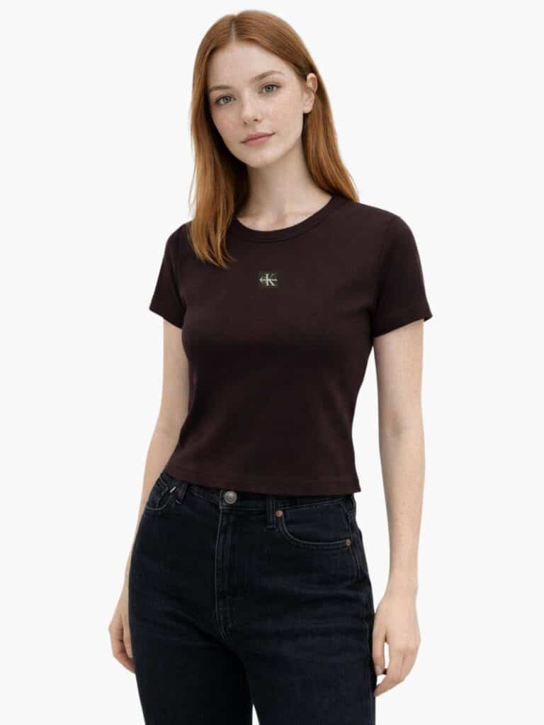 חולצת טי צמודה בורדו Calvin Klein Jeans נשים.