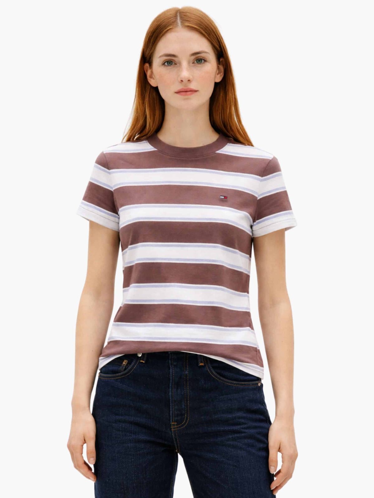 חולצת טי שירט לנשים מבית טומי ג'ינס Tommy Jeans, דוגמת פסים לרוחב בגווני חום מוקה, לבן ותכלת עם לוגו דגל קטן בחזית.