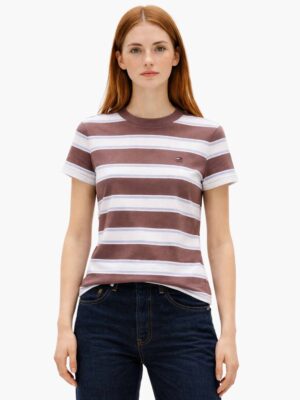 חולצת טי שירט לנשים מבית טומי ג'ינס Tommy Jeans, דוגמת פסים לרוחב בגווני חום מוקה, לבן ותכלת עם לוגו דגל קטן בחזית.