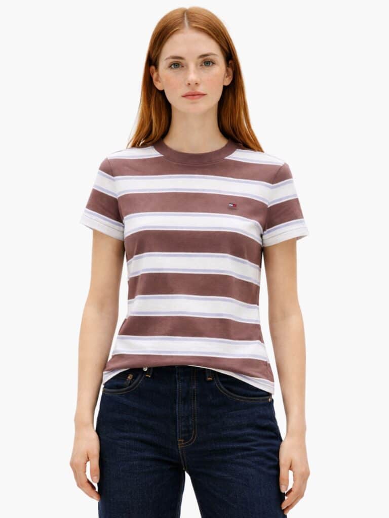 חולצת טי שירט לנשים מבית טומי ג'ינס Tommy Jeans, דוגמת פסים לרוחב בגווני חום מוקה, לבן ותכלת עם לוגו דגל קטן בחזית.