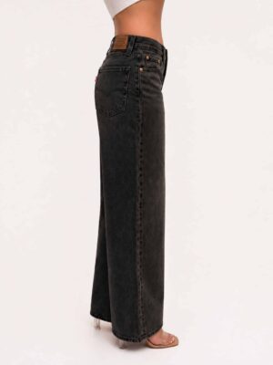 ג'ינס שחור דהוי מותן גבוהה בגזרת Wide Leg פופולרית, משתלב נהדר עם חולצות קרופ ללוק קז'ואל יומיומי.