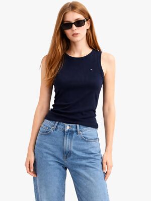 טומי הילפיגר גופיית ריב כחול נייבי צמודה עם לוגו רקום, תקריב בד ריב ולוגו דגל קטן בחזית, גופיית מותג פרימיום