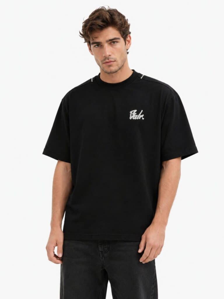 חולצת טי שירט בצבע קרם לגבר באלר (BALR) עם כיתוב קטן בחזית והדפס פרחוני גדול בגב