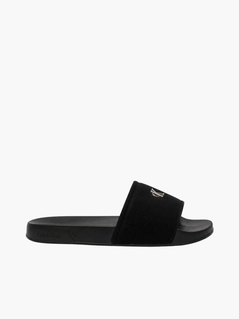 כפכפי נוחות Calvin Klein שחורים עם מדרס קל משקל וסוליה גמישה, עיצוב מינימליסטי במחיר נגיש לעונת הקיץ.
