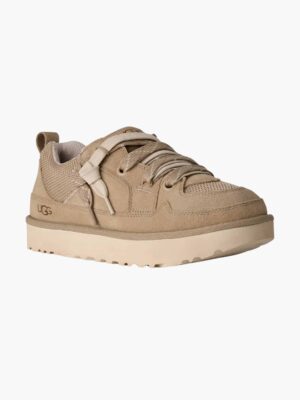סניקרס UGG בעיצוב רחב עם לשונית מרופדת ושרוכים עבים למראה רטרו בהשראת שנות ה-90.