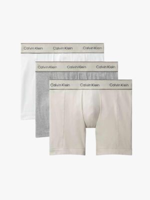 מארז 3 תחתוני קלווין קליין לגברים Boxer Briefs בצבעי לבן, אפור ושמנת.