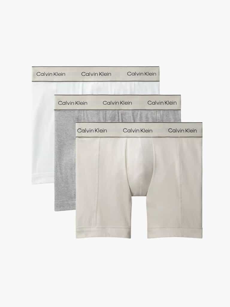 מארז 3 תחתוני קלווין קליין לגברים Boxer Briefs בצבעי לבן, אפור ושמנת.