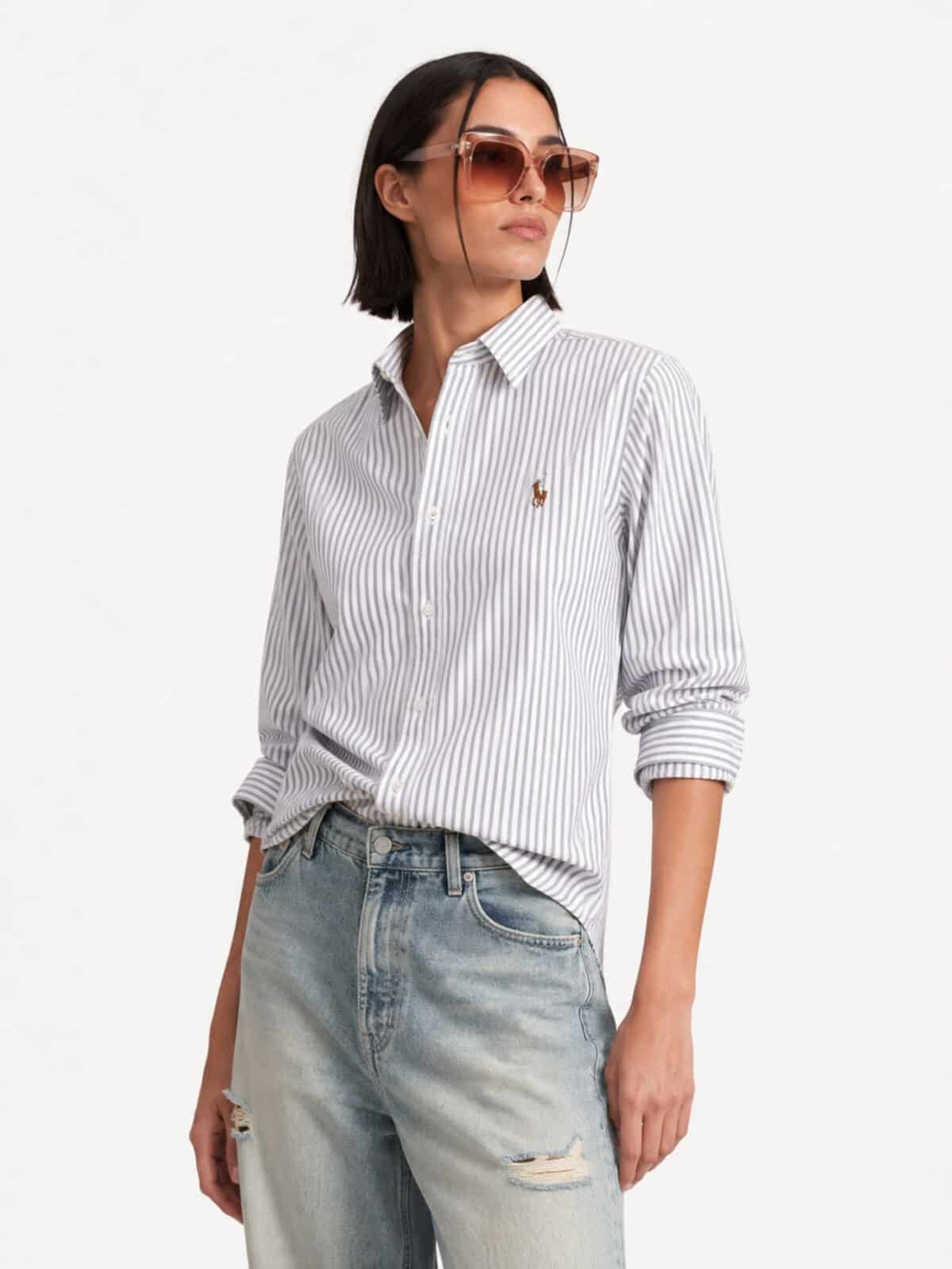 חולצה מכופתרת לנשים מבית פולו ראלף לורן (Polo Ralph Lauren) בדגם פסים אפור ולבן עם רקמת הפרש האייקונית