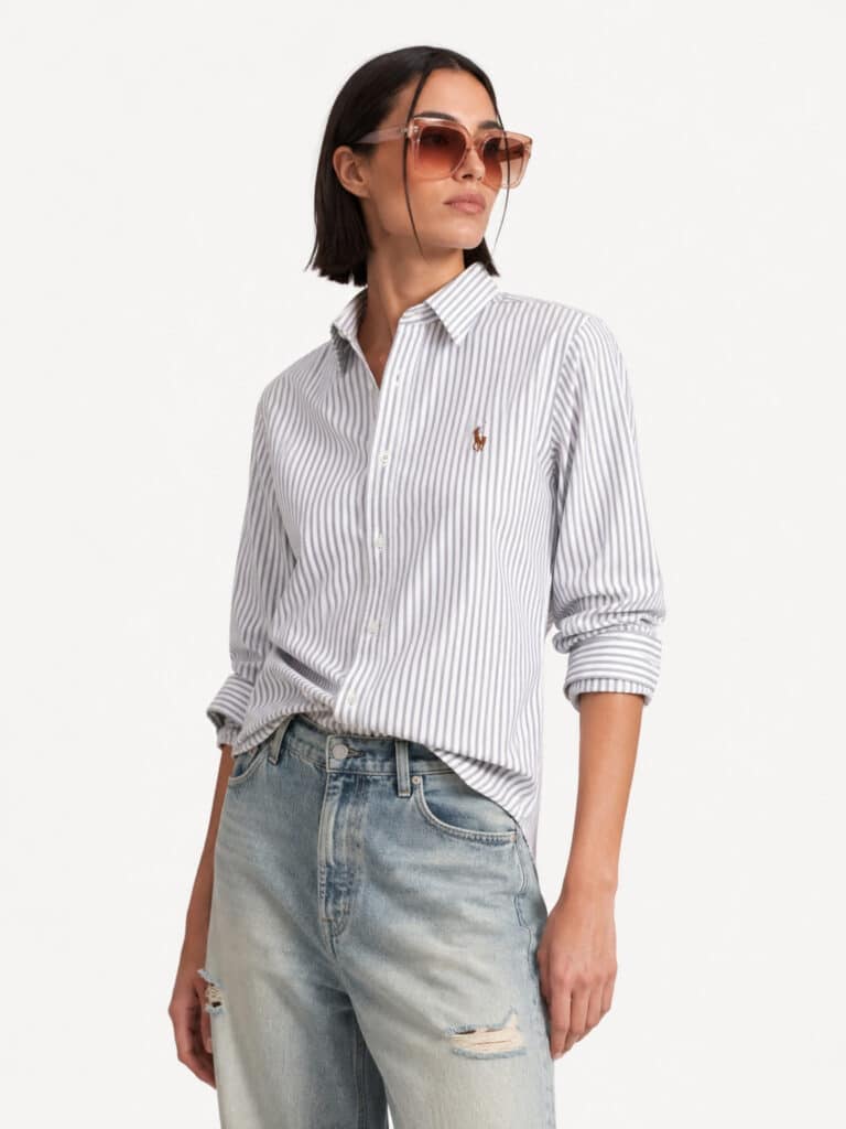 חולצה מכופתרת לנשים מבית פולו ראלף לורן (Polo Ralph Lauren) בדגם פסים אפור ולבן עם רקמת הפרש האייקונית