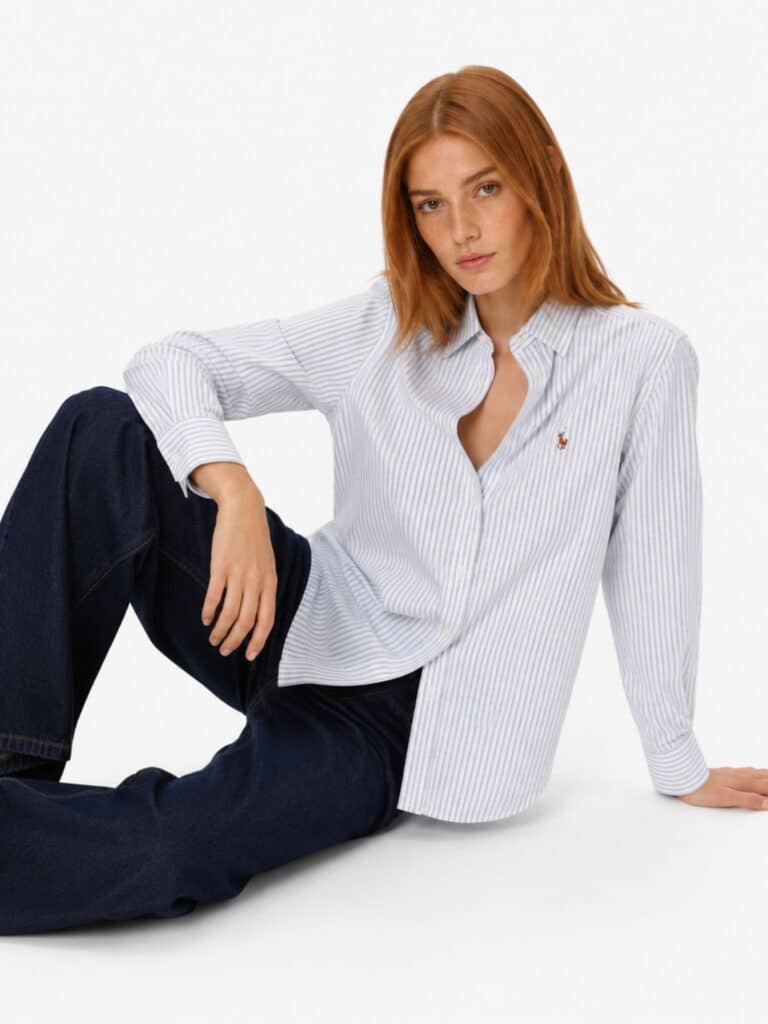 חולצה מכופתרת לנשים מבית פולו ראלף לורן (Polo Ralph Lauren) בדגם פסים אפור ולבן עם רקמת הפרש האייקונית