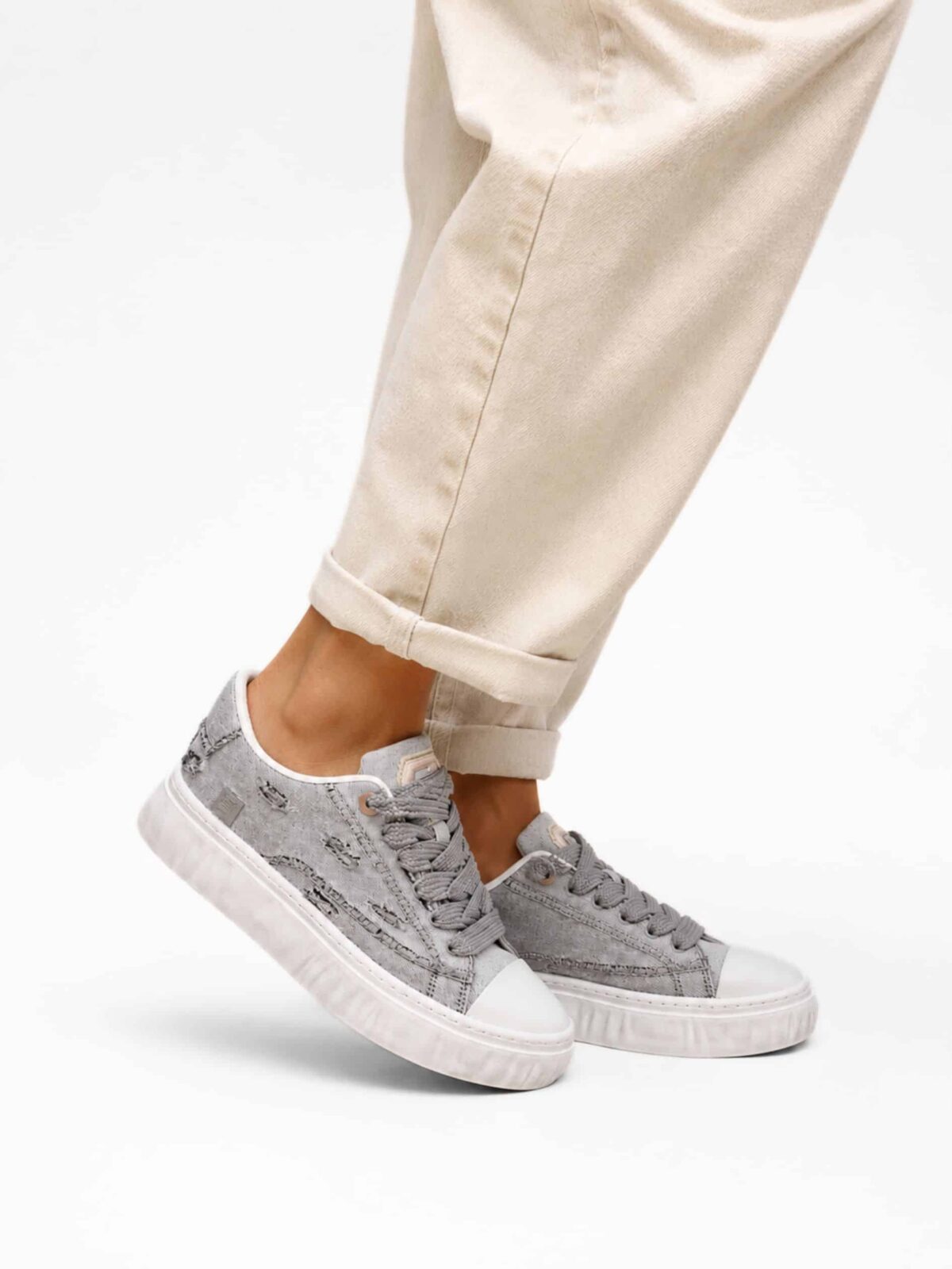 נעלי סניקרס קנבס אפורות מבית באלר לנשים עם סוליית פלטפורמה עבה למראה סטריט יומיומי.