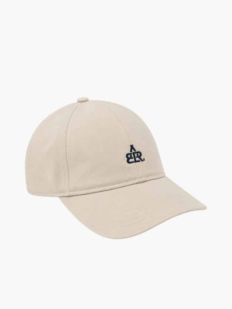 כובע מצחייה יוקרתי בצבע בז' מבית באלר (BALR) ללוק יומיומי מדויק.