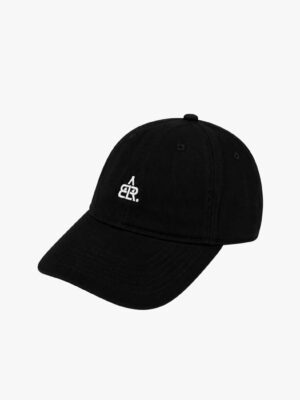 כובע מצחייה יוקרתי בצבע שחור מבית באלר (BALR) עם לוגו רקום לבן ללוק יומיומי.