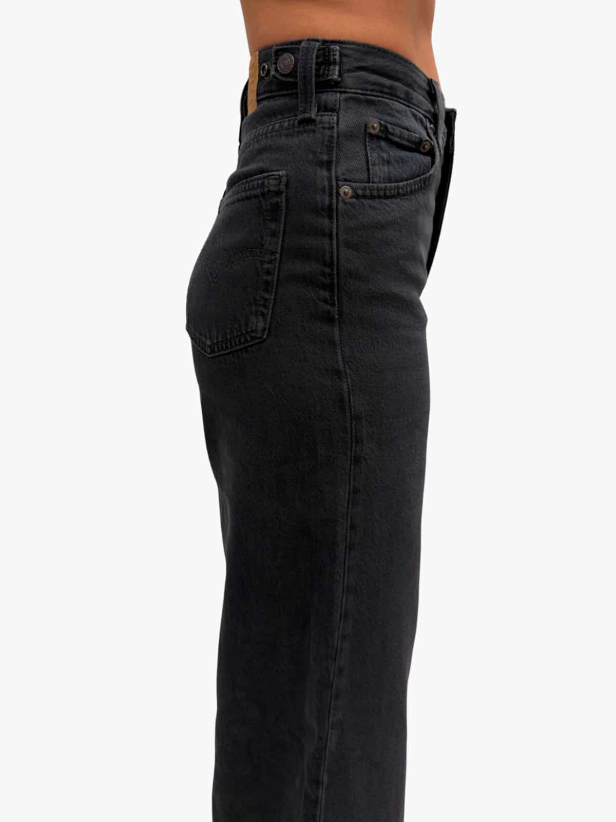 ליוויס ג'ינס נשים Cinch Wide-Leg שחור בגזרה רחבה
