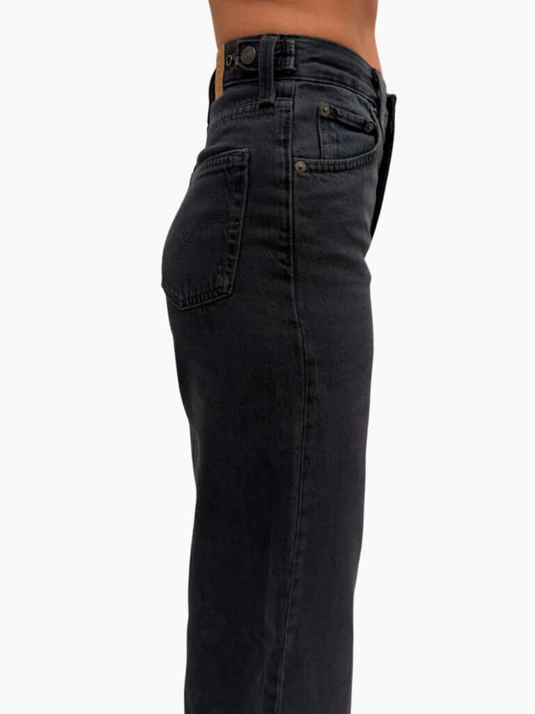 ליוויס ג'ינס נשים Cinch Wide-Leg שחור בגזרה רחבה