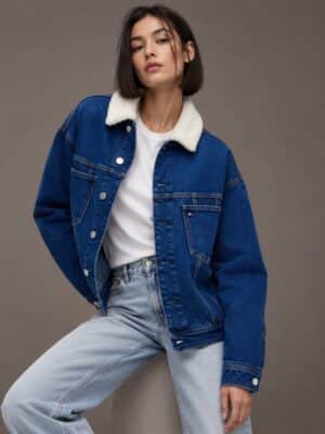 מבט מאחור על ג׳קט ג׳ינס טומי הילפיגר עם תווית TOMMY JEANS