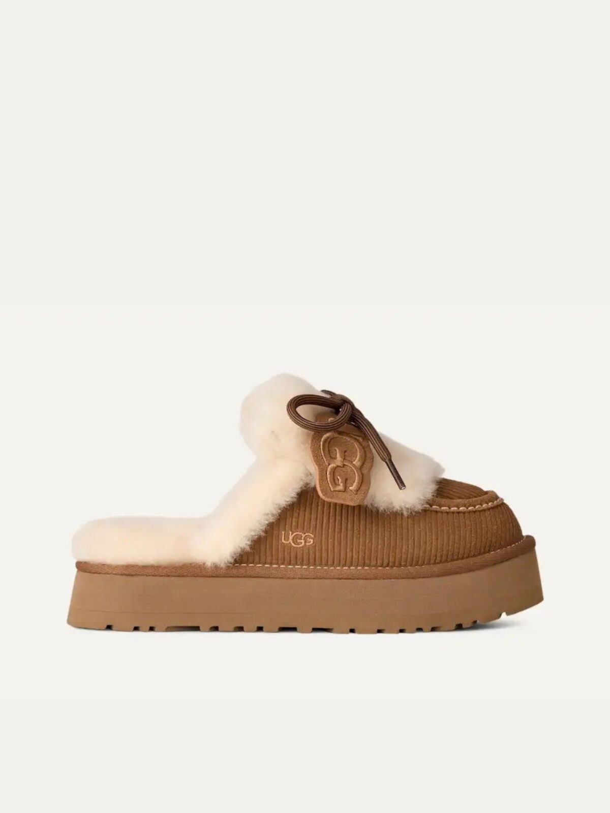 כפכפי UGG דיסקט הריטג' חומים עם פרוות כבש לבנה במבט מלמעלה