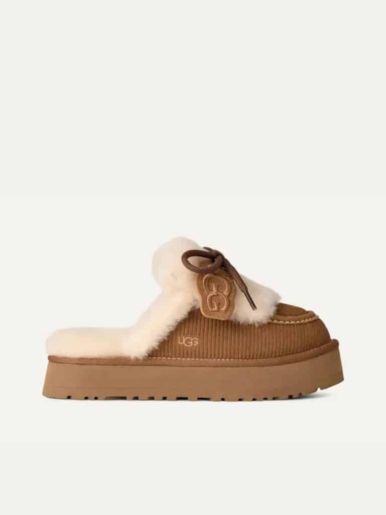 כפכפי UGG דיסקט הריטג' חומים עם פרוות כבש לבנה במבט מלמעלה