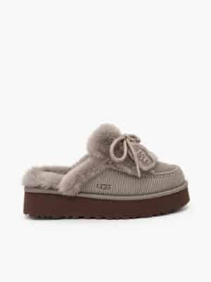 כפכפי UGG אפורים לנשים עם פרוות כבש ולוגו בצד במבט אחורי