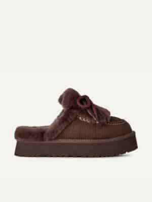 כפכפי UGG דיסקט הריטג' חומים עם זמש מודפס ולוגו בצד