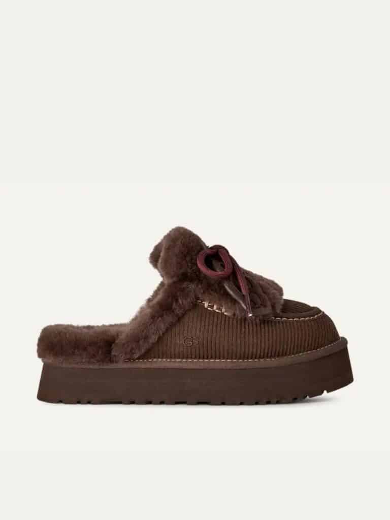 כפכפי UGG דיסקט הריטג' חומים עם זמש מודפס ולוגו בצד