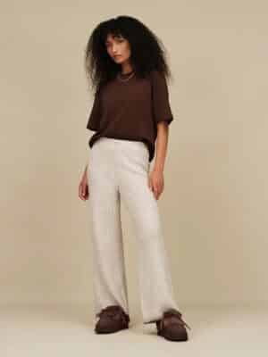 - כפכפי UGG חומים עם פרווה ושרוך דקורטיבי במבט מלמעלה