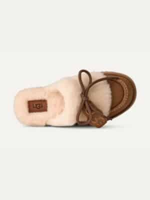 כפכפי UGG לנשים עם צ'ארם לוגו ושרוך דקורטיבי בתקריב