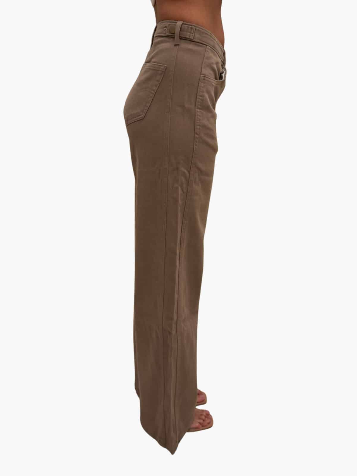 ג'ינס ליוויס בגוון חום טאופ לנשים עם רגליים ישרות ורחבות