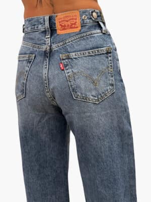 ג'ינס ליוויס כחול לנשים דגם DM-00124 בגזרה רחבה עם כיסים אחוריים