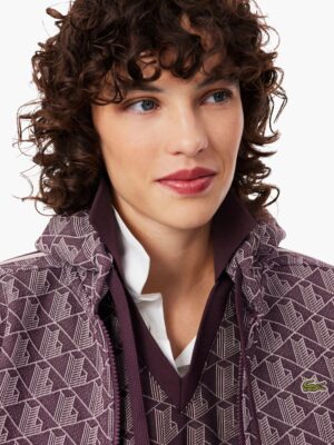 מבט אחורי על קפוצ'ון Lacoste Jacquard Monogram עם כובע ופסי שרוול בגוונים מנוגדים