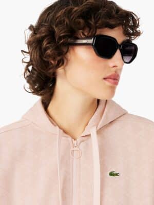 תקריב לוגו התנין הרקום על קפוצ'ון Lacoste SF7606 ורוד עם שרוכי קשירה ורוכסן טבעת