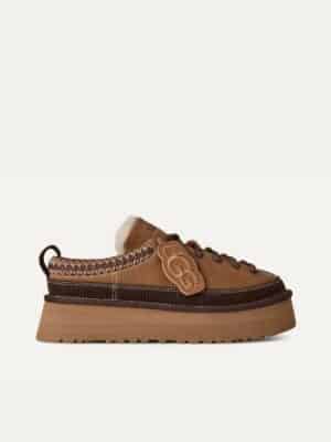 נעלי האג Heritage Lace-Up Slipper מזמש חום בהיר עם עיטור קלוע ותליון לוגו נתיק